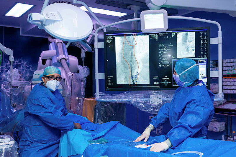 Dr. Walid Ibrahim (links) im OP in Freital: Der neue Chefarzt der Gefäßchirurgie führt auch die Hybrid-Operationstechnik an der Aorta an den Helios Weißeritztal-Kliniken ein. Foto: Steffen Unger