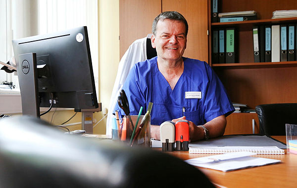 Der Freitaler Chefarzt Dr. Matthias Becker weiß, wie wichtig die Hilfe des Darms ist, wenn Adipositas-Patienten gesund abnehmen wollen. Foto: Thorsten Eckert