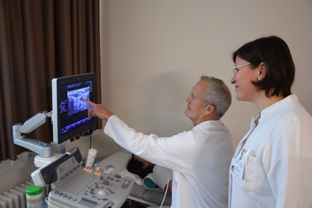 Dr. Rolf Ringelband und Dr. Astrid Flötgen bei der Auswertung einer Ultraschalluntersuchung der Schilddrüse. Foto: Domenique Nikol