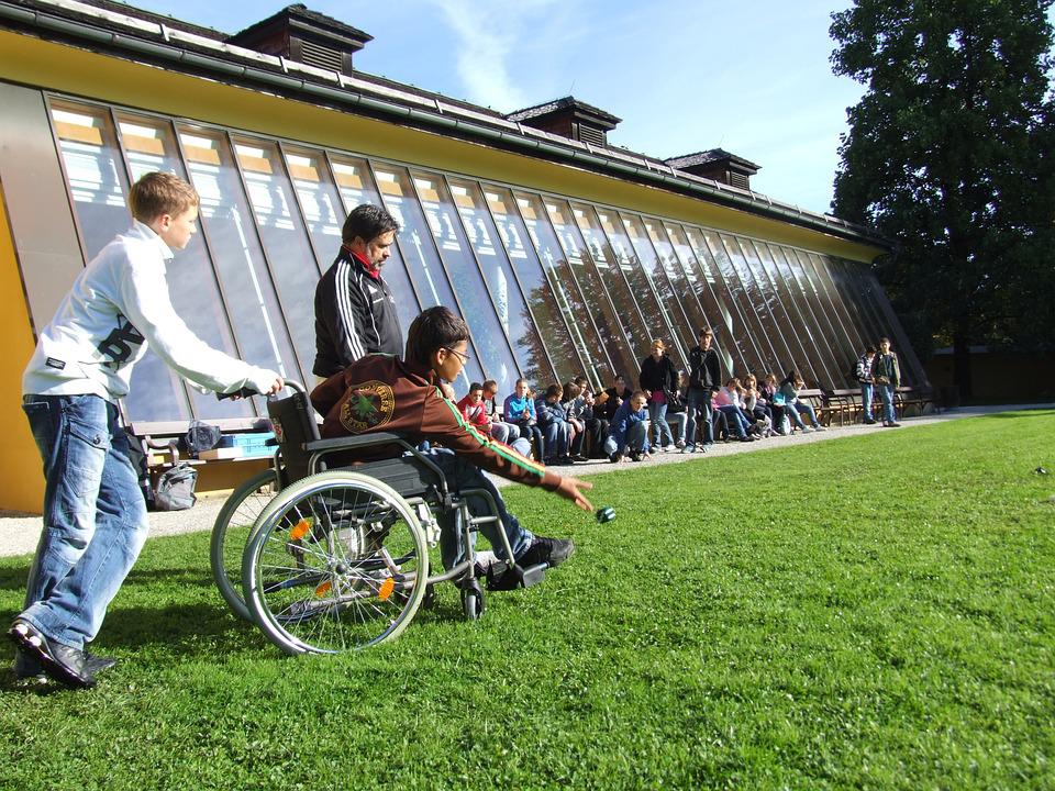 Rollstuhlfahrer haben es im Freien oft schwer – in den eigenen vier Wänden aber hilft Sachsen, die Wohnung barrierefrei zu bekommen. Foto: pixabay.com