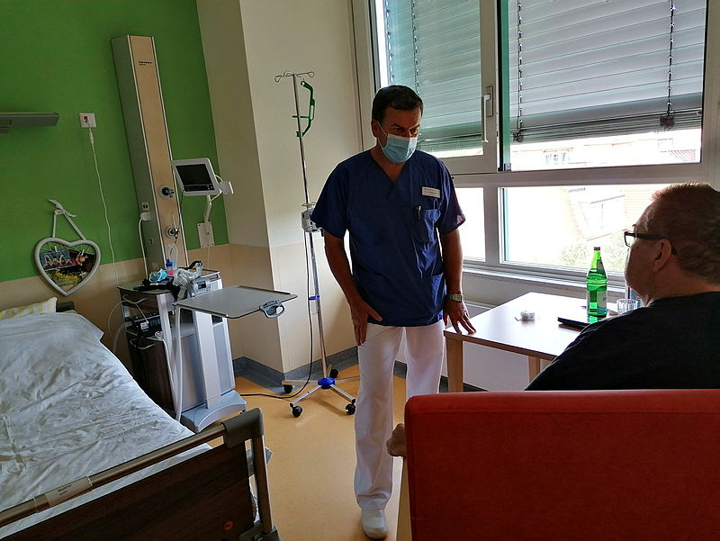 In der Weißeritztalklinik Freital leitet Dr. Matthias Becker die Allgemein- und Vizeralchirurgie und Adipositas-Chirurgie. Im Artikel: Adipositas: Auch der Darm ist wichtig fürs gesunde Abnehmen!