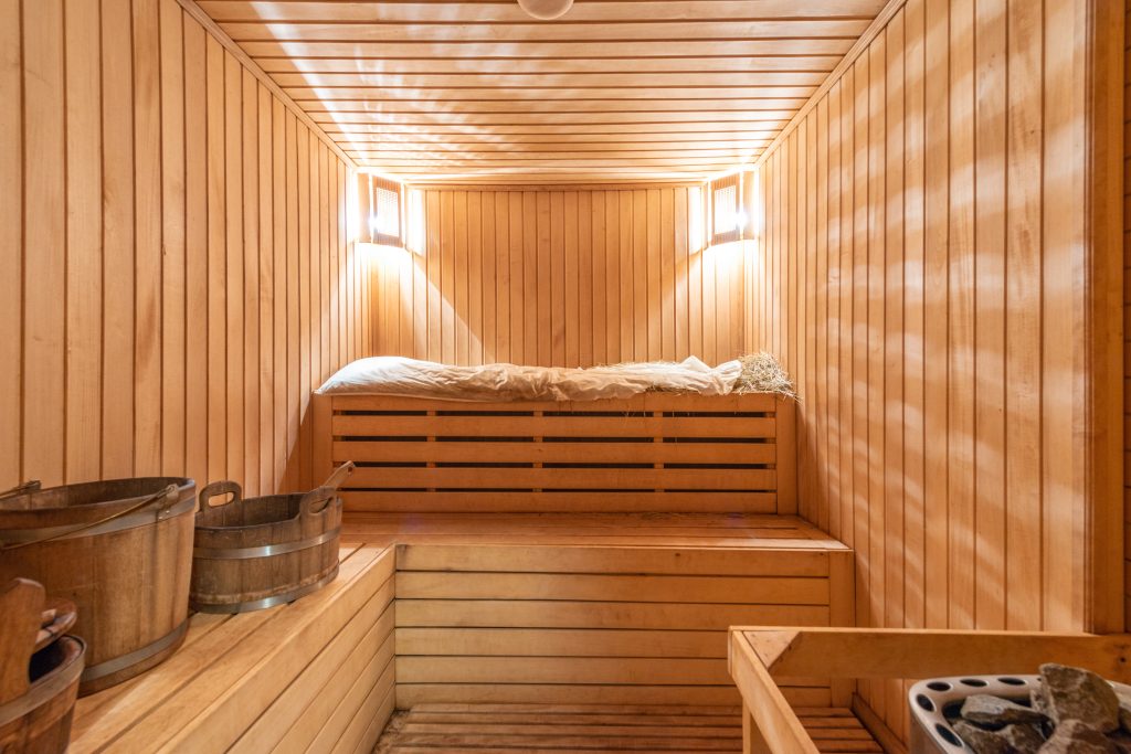 Sauna schön ausgeleuchtet im Artikel: Warum immer die perfekte Sauna-Zeit ist