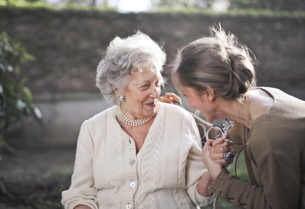 Alte Frau mit junger Frau. In Artikel: Was sagt der Pflegegrad aus?