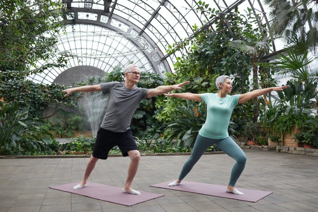 Midager treiben Sport - Yoga, Im Artikel: Warum Pflegebedürftige fit bleiben müssen