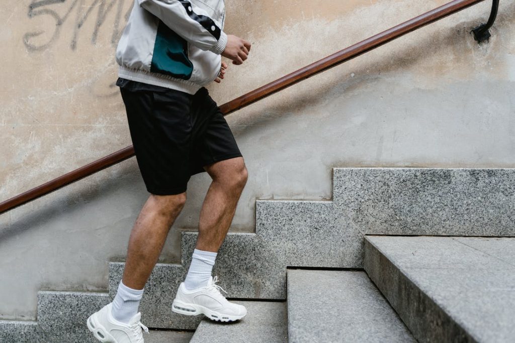 Mann steigt Treppe und hat kurze Hosen an.
im Artikel: Warum Treppen steigen super Alltags-Fitness ist
