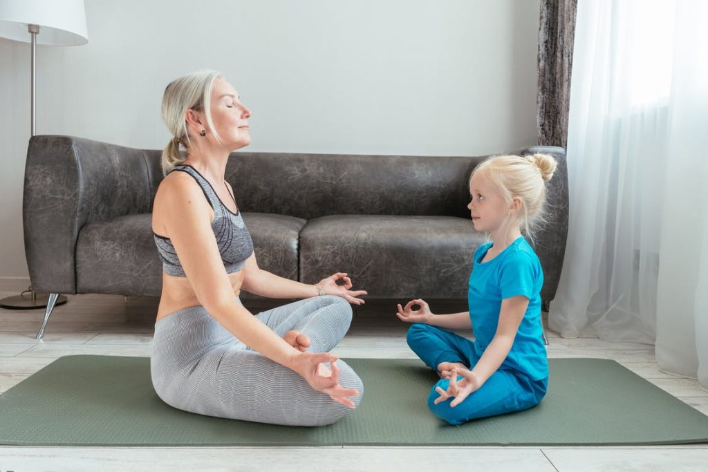 Mutter und Tochter machen Yoga. Im Artikel: Warum Yoga für Kinder gut ist