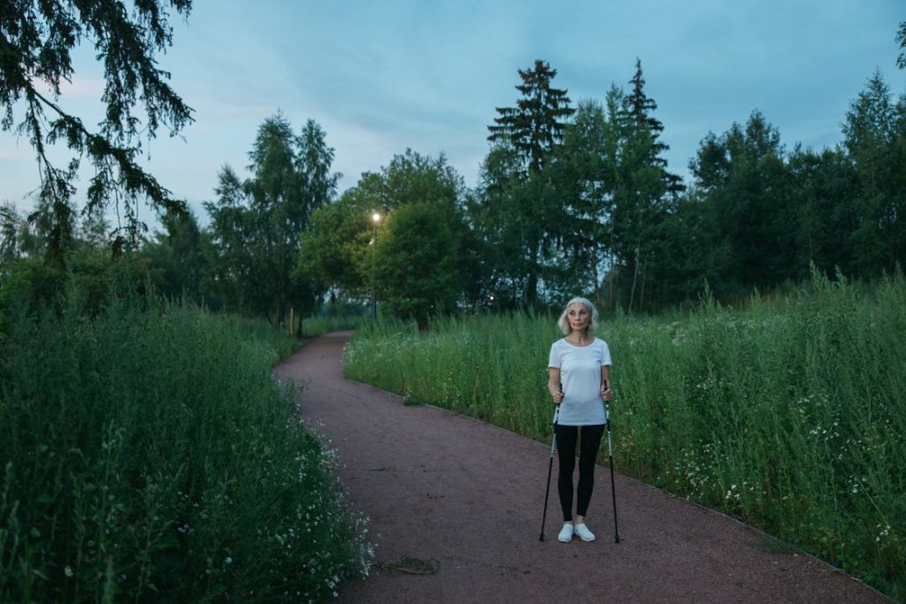 Frau auf Weg beim Nordic Walking. Im Artikel: Nordic Walking ist besser als sein Ruf!