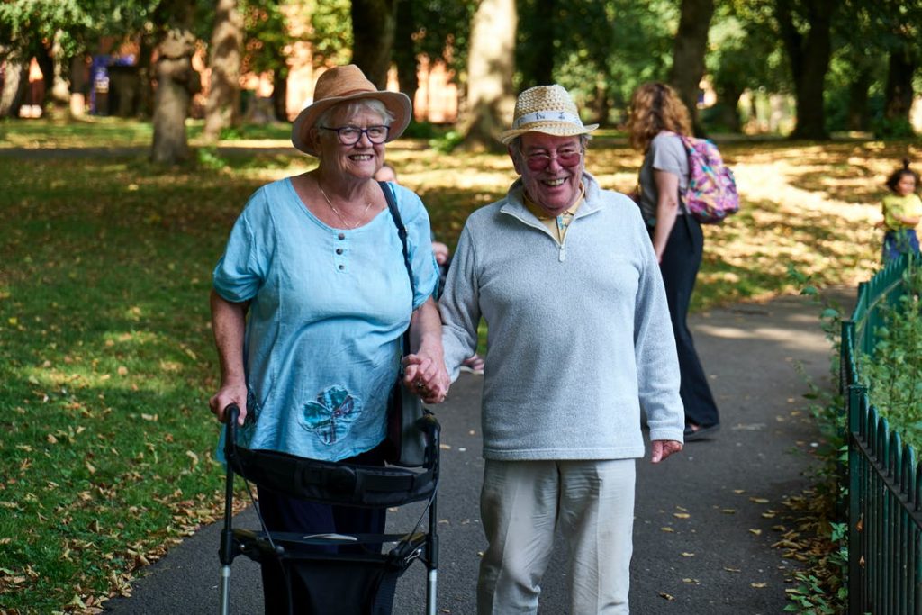 Zu Senioren spazieren im Park. Im Artikel: Warum Vollmachten für Pflegebedürftige?