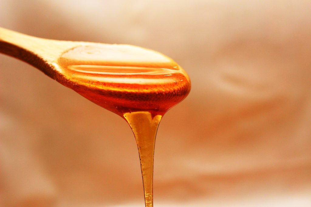 Holzlöffel mit Honig: Im Artikel: Wundermittel Manuka-Honig?