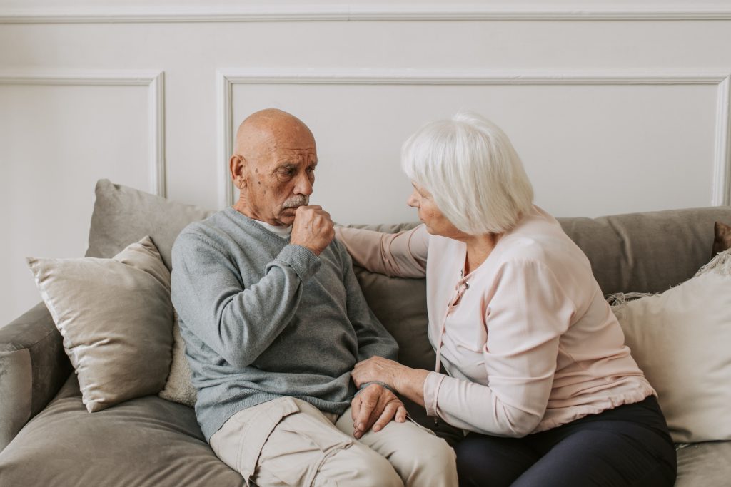 Senioren Paar auf dem Sofa. Im Artikel: Pflege: Urlaub für pflegende Angehörige?