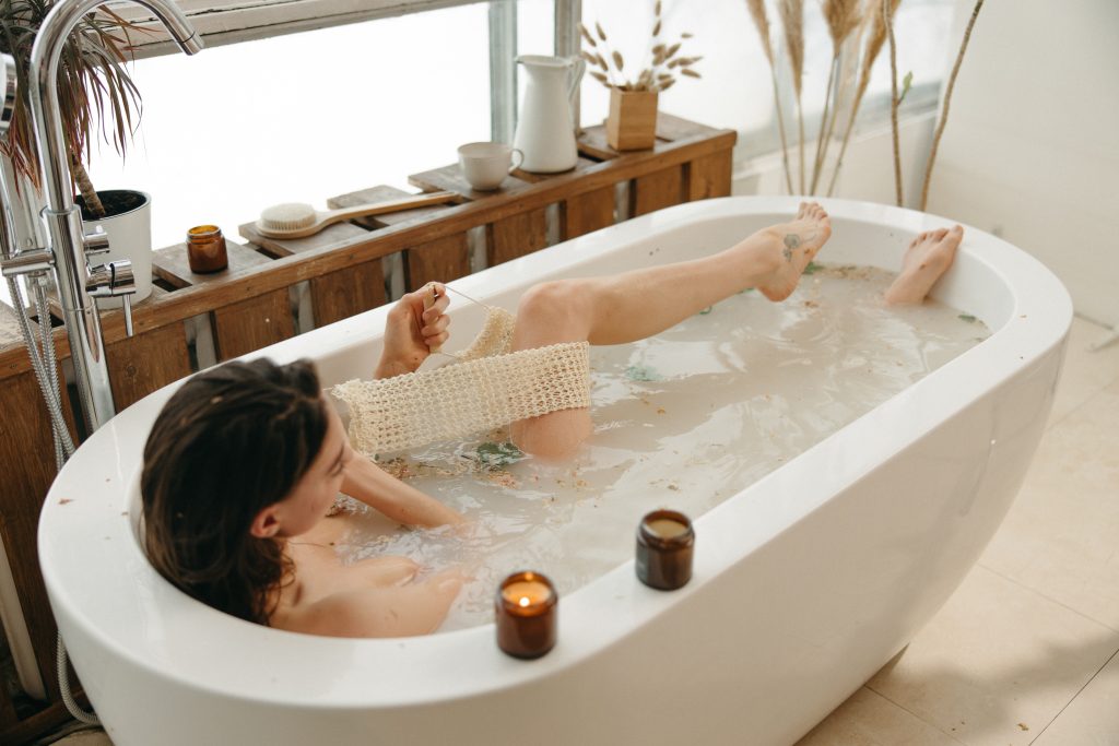 Frau in Badewanne, Entspannt sich zum Artikel: Schöne Haut durch Cleopatras Geheimnis
