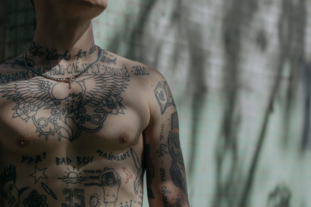 Männlicher Oberkörper mit Tattoos. Im Artikel: Tattoos gefährlich für Haut und Körper?