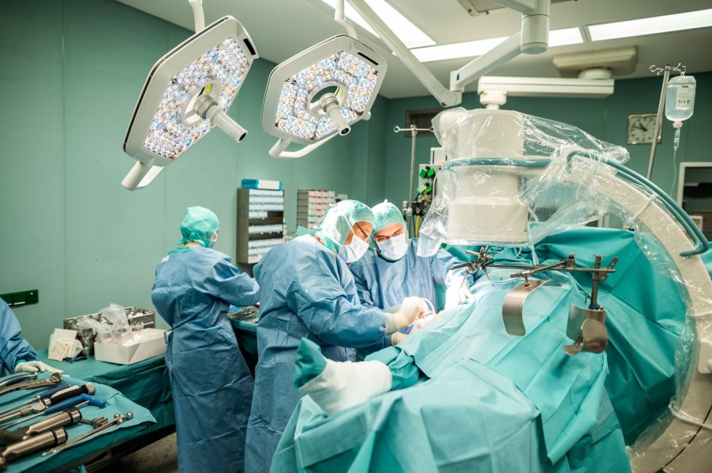 Die in der Orthopädie und Unfallchirurgie des Radeberger Krankenhauses eingesetzten OP-Methoden sind schonend und schmerzminimiert. Foto: Klinik 
Im Artikel: Künstliche Hüftgelenke retten Leben