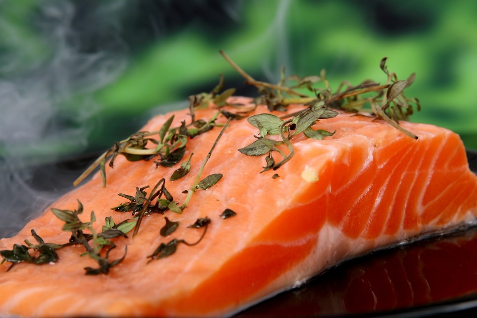Nur wenige Lebensmittel helfen, dass unser Körper ausreichend mit Vitamin D versorgt wird: fettiger Fisch, wie zum Beispiel Lachs, ist dabei eine Ausnahme. Foto: pixabay.com