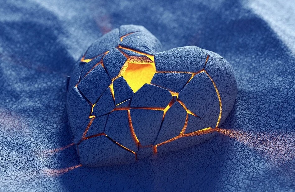Ein mit hell brennender Lava gefülltes blaues Herz vor blauem Hintergrund
